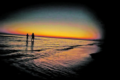 Albert Bellera acomiada l'estiu amb aquesta imatge de dues persones agafant-se de la mà davant una posta de sol envejable des de Kevin Beach, una platja ubicada a Lido di Camaiore, a la Toscana.