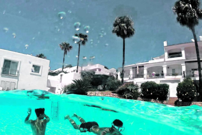 Alguna cosa millor que refrescar-se un dia calorós en una piscina? Marta Ruiz ens comparteix aquesta fotografia dins i fora de l'aigua i ens explica que per a ella “el plaer a casa és estar sota l'aigua”.