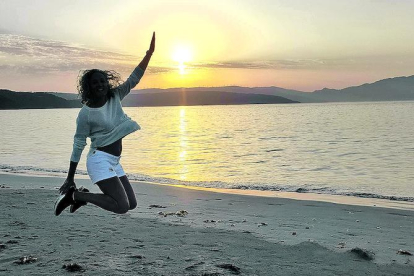Meritxell Pifarré ens comparteix aquesta imatge a la terriña galega “tocant el sol”, així ho descriu. La lectora es fa aquesta fotografia saltant en una platja de l'Atlàntic mentre cau el sol darrere els núvols.