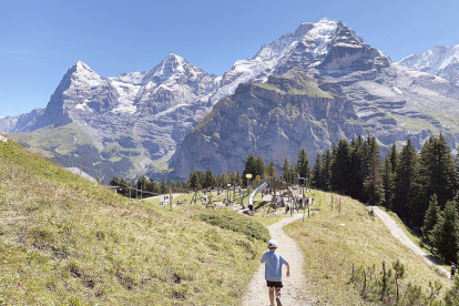 “Gaudint dels Alps Suïssos, amb vistes al massís de la Jungfrau 4.158m. (Eiger, Mönch i Jungfrau)”, destaca Rossend Areny, amb aquesta foto d'un nen baixant fins a un parc.