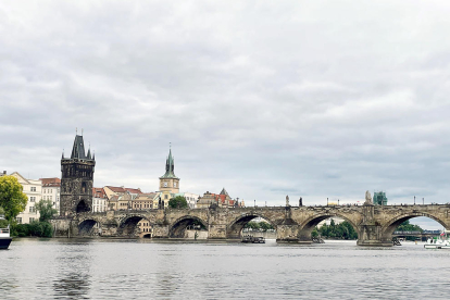 El pont de Carles, un dels monuments més emblemàtics de la ciutat de Praga, “en un dia ennuvolat però no per això menys imponent”, descriu Margarita Prat.