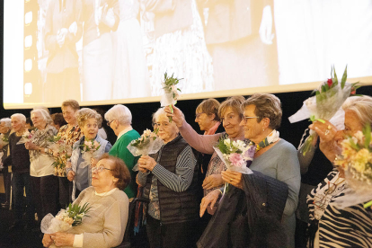Centenars de padrines d'Escaldes es van reunir als cinemes Illa Carlemany per visualitzar el documental Dones de Les Escaldes, un film en què elles són les protagonistes i relaten en primera persona les seves vivències personals i professionals.