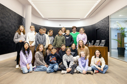 Els nens de 5è A del col·legi María Moliner van visitar el comú d'Escaldes-Engordany, on la cònsol major, Rosa Gili, i la consellera menor, Magda Mata, van respondre a les seves preguntes.