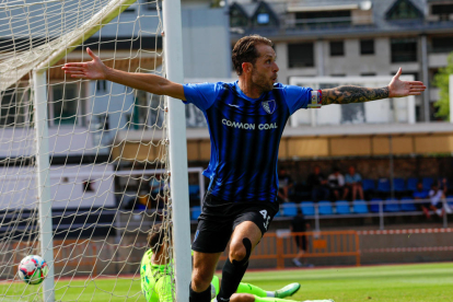 Adrià Gallego, capità de l'Inter, celebra el primer gol dels escaldencs, ahir.