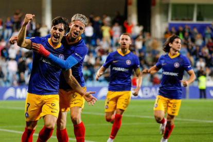 Julen Lobete celebrant amb Manu Nieto i la resta de l'equip el gol que va donar els tres punts a l'FC Andorra.