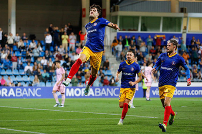 Lobete celebrant el gol que va donar la victòria a l'FC Andorra.