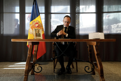 El cap de Govern, Xavier Espot, ha obert el llibre de condolences en record a Toni Martí