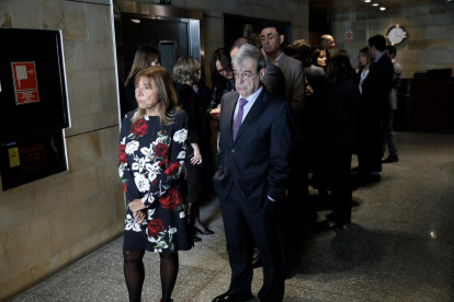 Els ministres Conxita Marsol i Ladislau Baró esperant per deixar un missatge al llibre de condolences