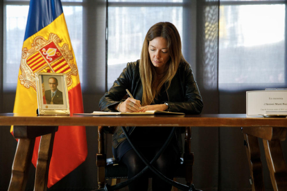 La ministra de Salut, Helena Mas, signa el llibre de condolences