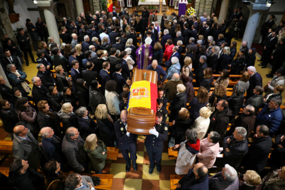 Policies de gala transportant el fèretre en finalitzar el funeral d'Estat