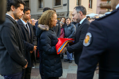 Xavier Espot, cap de Govern, entregant la bandera a la vídua de Toni Martí