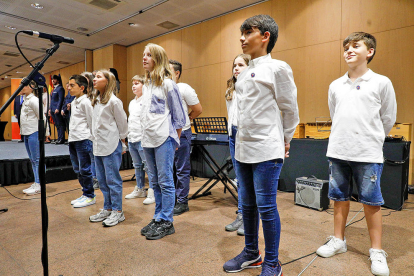 Els alumnes del centre educatiu espanyol van ser els encarregats d'interpretar els himnes d'Espanya i d'Andorra. A més, també van oferir una versió de l'Himne de l'Alegria.