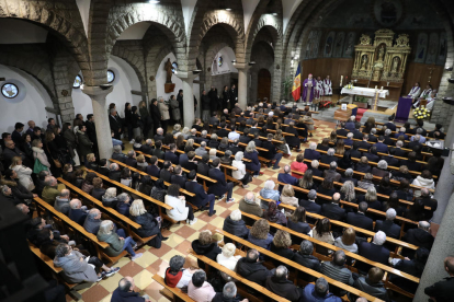 L'església es va quedar petita per acollir el funeral de Toni Martí