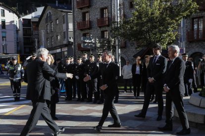 El cap de Govern, Xavier Espot, rep el Copríncep episcopal, Joan-Enric Vives abans del funeral d'Estat