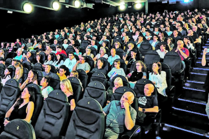 Els cinemes illa Carlemany van acollir la projecció del documental Els horitzons del gegant de pedra, elaborat amb motiu del 20è aniversari de parc natural del Comapedrosa.