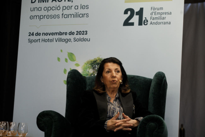Isabel Escudé, de la Fundació Anna Riera ha intervingut a una taula rodona
