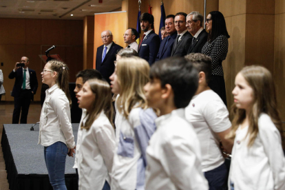 Alumnes del Maria Moliner cantant durant la recepció de la Festa Nacional d'Espanya