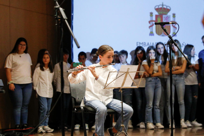 Els himnes van ser a càrrec dels alumnes del María Moliner.