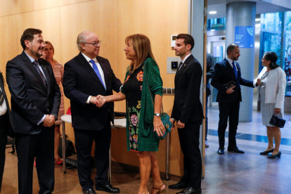 L'ambaixador Carlos Pérez-Desoy saludant la ministra de Presidència, Conxita Marsol.