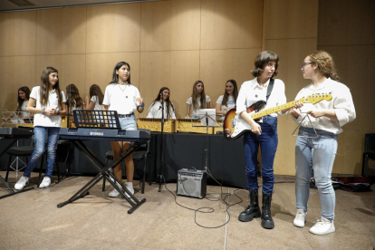 Estudiants de l'escola Maria Moliner a la recepció de la Festa Nacional d'Espanya