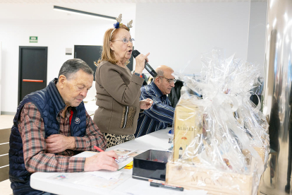 La llar de jubilats d'Escaldes ha cantat “Bingo!” amb més de 160 avis que han fet el ple buscant regals. El quinto de Nadal és una tradició per als padrins i padrines de la parròquia.