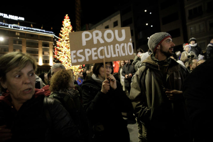 Manifestant amb un cartell "Prou especulació"