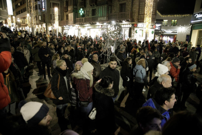 Conjunt de manifestants a la plaça Coprínceps