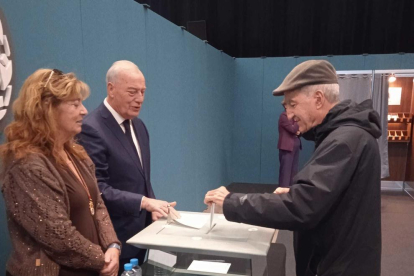 Jordi, el primer votant a Escaldes
