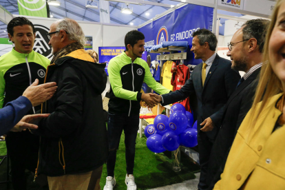 Els jugadors del FC Andorra a la Fira amb les entitats