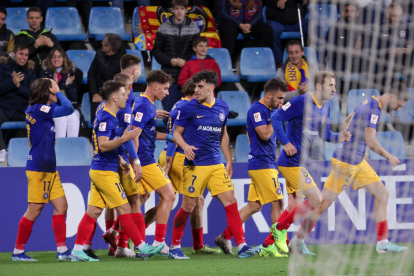Els jugadors de l'FC Andorra celebren el primer gol, el d'Scheidler, ahir contra el Llevant.