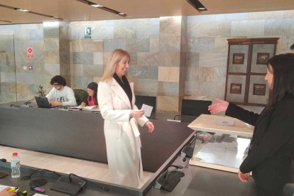 La subsíndica general, Sandra Codina, votant a Ordino