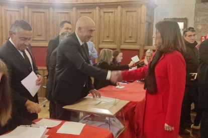 La ministra d'Afers Exteriors, Imma Tor, votant a Sant Julià