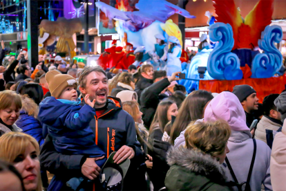 Molts infants i famílies esperaven impacients l'arribada dels Reis d'Orient a la cavalcada conjunta d'Andorra la Vella i Escaldes-Engordany per poder saludar Ses Majestats durant el seu pas per les parròquies centrals.