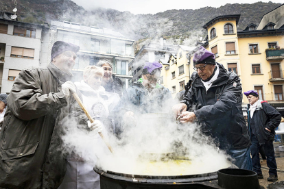 A la capital, alguns ciutadans van preferir endur-se el plat a casa i d'altres van compartir l'àpat a la plaça Guillemó tot i la pluja. Es van formar cues per recollir les 3.000 racions.