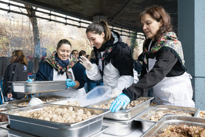 Escaldes va gaudir del plat típic fet amb 250 quilos de carabassa, col verda i pastanaga, i 290 quilos de carn de vedella, botifarra blanca, negra i cansalada de porc.