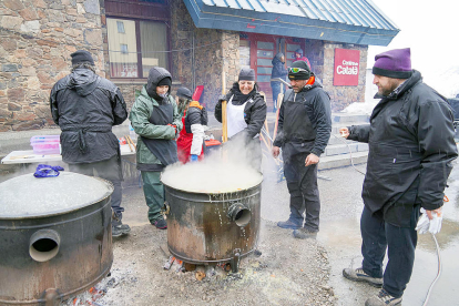 El Pas de la Casa va superar el temporal de pluja i fred i va poder gaudir de la tradicional escudella, que va aplegar tant residents com visitants al voltant de les fogaines.