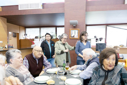 La gent gran va fer la primera trobada de l'any a la casa pairal d'Ordino amb l'escudella, un moment distès i de germanor. No va faltar el tortell per cloure la trobada.