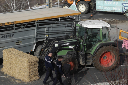 La gendarmerie ha arrestat un jove britànic per intentar retirar un tractor