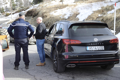 Home preguntant al gendarme sobre els talls d'accés a Andorra