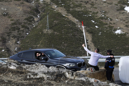 Conductor al no poder passar per les protestes s'ha fet una foto amb un gendarme