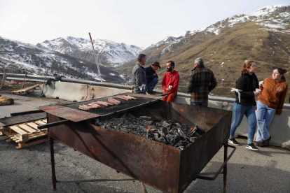 Els pagesos fent brasa per dinar a la mobilització