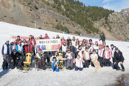 L'organització Hi Arribarem va realitzar dilluns la primera de les quatre sortides que ha planificat per a aquest hivern. Els membres de l'associació van poder passar una jornada divertida envoltats de neu i natura a Arinsal acompanyats dels voluntaris.