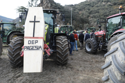 Tractor amb un fèretre representant la mort de la pagesos
