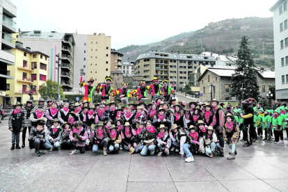 Tot i l'amenaça de pluja, més de 500 alumnes de les escoles andorrana i francesa, a més dels infants de l'escola bressol 
Laurèdia Xics, van participar en la cercavila que va donar el tret de sortida al Carnaval lauredià, omplint els carrers de colors.