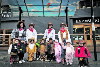 Princeses, superherois, i tot tipus d'animalons han estat les disfresses escollides pels escolars que han desfilat orgullosos per la capital acompanyats en tot moment d'una animació.