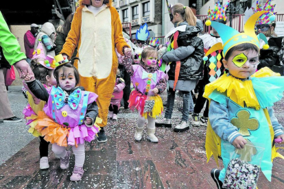 Les disfresses en grup han estat les protagonistes de la cercavila de la Massana, amb els clàssics clowns, tomàquets xerraires... i fins i tot un bus ple de passatgers.