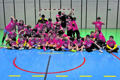 Més de 200 infants i joves van optar per l'esport aquesta setmana de vacances escolars. Així, els campus del comú i dels clubs van oferir des de futbol sala fins a natació, esquaix, pàdel, esquí, bàsquet, vòlei i fins i tot kungfu.