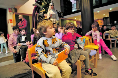 La biblioteca de Sant Julià va oferir una tarda plena de màgia de la mà de Carol Caubet i les seves històries dels Pirineus, que van enlluernar els més petits.