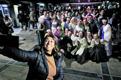 A Canillo els actes de Carnaval es van tancar amb una botifarrada popular i la tradicional crema de Carnestoltes, on tot­hom va poder gaudir d'un ambient familiar i distès.