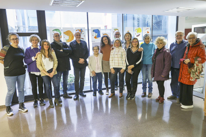 El centre cultural la Llacuna ha acollit la inauguració i exposició dels treballs de Gent Gran Activa. Una mostra de pintures realitzades per cadascun dels padrins i padrines, amb retrats figuratius plens de color per expressar la seva individualitat.